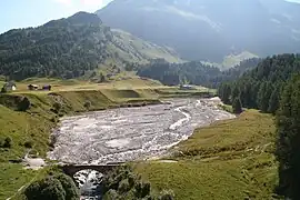 Rückhaltebecken, rechts hinten Salecina