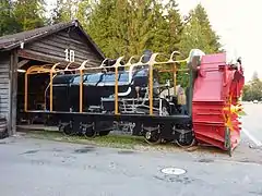 Die Schneeschleuder in Aufarbeitung in Goldau; im nicht verkleideten Kasten erkennt man den Kessel und die Zylinder der Schleudermaschine.