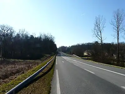 Die D 939 bei Puybertro, Blick nach Süden in Richtung Brantôme