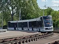 37T-Vollzug, bestehend aus TW 1801 und TW 1802, auf der Lindenhof-Überführung