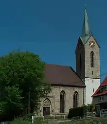 Kirche St. Peter und Paul in Gönningen aus Gönninger Kalktuff (ursprünglich romanisch, später neogotisch umgebaut)