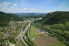 Blick vom Jungfernsprung auf den Murdurchbruch bei Raach, rechts der Kanzelkogel