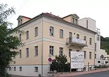 Herrenhaus Johannisberg, rechts im Hintergrund der Weinberg Johannisberg