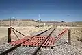 Viehgitter in New Mexico – Die Bahnstrecke quert hier einen Zaun.