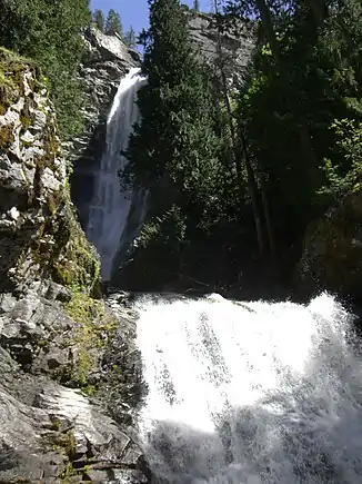 Die Rainbow Falls mit mäßiger Wasserführung;  vom rechten Ufer unten aus gesehen