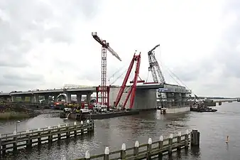 Einschwimmen des Balkenträgers der Klappbrücke im Mai 2012(Blick nach SW auf das Ramsdiep)