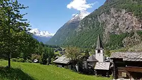 Dorf Randa im Wallis mit Kirche Sankt Sebastian