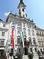 Rathaus mit Blumenschmuck und neu gestalteter Stadtplatz-Pflasterung