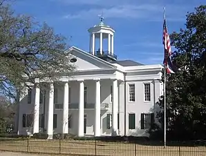 Das Hinds County Courthouse in Raymond, gelistet im NRHP Nr. 86001706