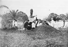 Umbettung des 1891 gefallenen Karl von Gravenreuth in Douala, Kamerun; 1895