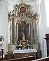 Rechter Seitenaltar mit der Figur der heiligen Barbara.