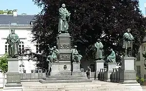 Reformationsdenkmal in Worms, 1868. Konventionelle Denkmalanlage mit statuarischer Figurenanordnung.