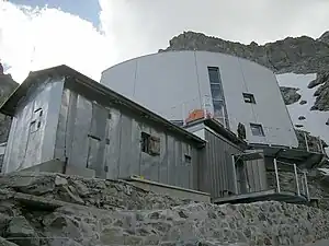 Neue Hütte (2011), im Vordergrund die alte Hütte, die als Winterlager dient