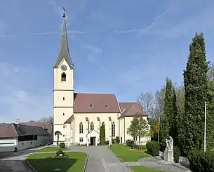 Pfarrkirche hl. Petrus mit Vorplatz