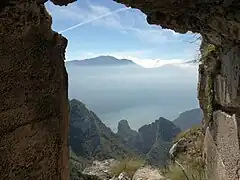 Blick von der Stellung Reifegg auf Grotta Dazi, Cima Capi und Cima Rocca, im Hintergrund der Monte Altissimo di Nago