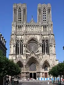 Kathedrale Notre-Dame de Reims, Portale mit Wimpergen, Rosette