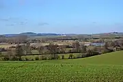 Blick auf den Reinheimer Teich. Hinter der Scheune fließt der Dilsbach am Teich entlang