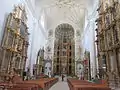 Kirchenschiff mit Schnitzaltären