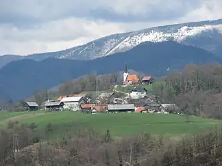 Retje nad Trbovlje, ein Dorf im zentralen Teil des Save-Hügellandes. Im Hintergrund ist die Čemšeniška planina zu sehen.