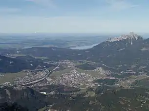 Blick vom Thaneller (2341 m) Richtung NordwestenIn der Bildmitte Reutte, links davon der Lech. Durch einen Höhenzug von Reutte getrennt der Forggensee, rechts davon der Säuling (2048 m)