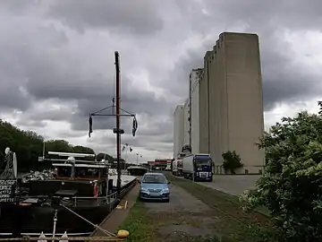 Der Zuckersilo an der Hafeneinfahrt