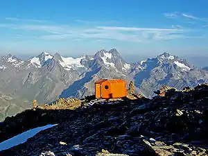 Rheinland-Pfalz-Biwak im Morgenlicht. Im Hintergrund der Kaunergrat der Ötztaler Alpen, hinter dem Biwak die Watzespitze.