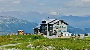 Das Rifugio mit den schneebedeckten Cevedale und Zufallspitze im Hintergrund