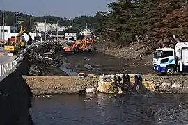 Auf der Suche nach Leichen wurde der Tona-Kanal in Nobiru vom Fluss abgedämmt, Wasser abgepumpt und Geröll aus dem Kanalbett ausgeräumt (Foto: 25. Mai 2011)