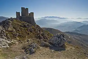 Rocca Calascio mit dem Tal des Tirino und der Majella im Hintergrund