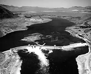 Rock Island Dam 1933, im Hintergrund die Stadt Rock Island im Douglas County (Blick nach Westen)