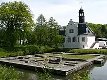 Festes Hus; im Hintergrund das Schlösschen