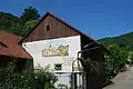 Bauernhaus mit Gemälde der Kapelle im Zentrum von Rohr