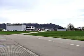 Rollweg zum Adolf Würth Airport