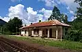 Der Bahnhof an der Bahnstrecke Salva–Vișeu de Jos befindet sich hoch oben am Hang.