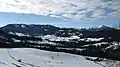 von Norden gesehen: Rossberg ganze linke Bildhälfte (rechts Rigi)