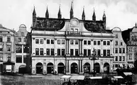 Rostocker Rathaus noch mit Giebelhäusern links und rechts daneben, Postkarte von 1900