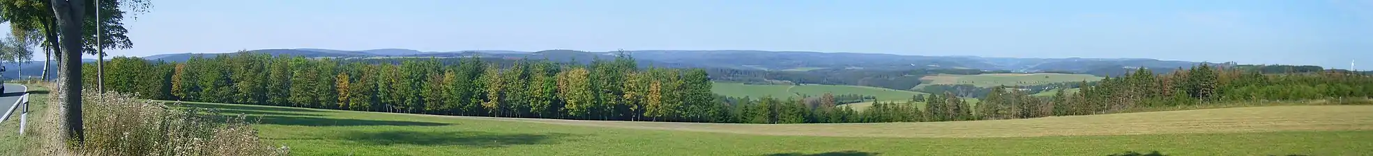 Die Rothaar von nah der Rhein-Weser-Wasserscheide aus; die Kühhuder Rothaar im Zentrum, der Härdler halblinks.Für Details siehe Bildbeschreibungsseite!