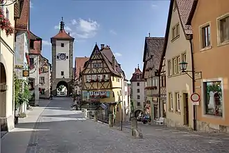 Rothenburg im Taubertal ist als mittelalterliche Stadtanlage sowohl ein Ausgangs- als auch Höhepunkt auf dem Weg.