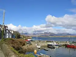 Roundstone, mit im Hintergrund die Berge von Connemara