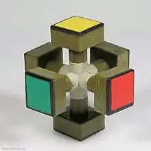 Achsenkreuz mit sechs Mittelsteinen (einfarbig)