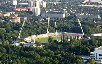 Luftbild des Stadions und des daneben befindlichen Steinhauses