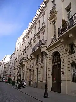 Rue René Boulanger, nördliche Straßenseite mit dem Hôtel de Sechtré (Vordergrund)