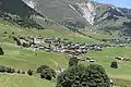 Sedrun Rueras. Vorn die Ruinen der Burg Pontaningen.