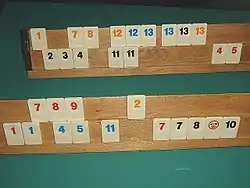 Zwei Rummikub-Ständer mit Spielsteinen