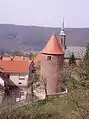 Turm der Feste, dahinter die katholische Kirche