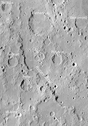 Fermat (Mitte links) mit Rupes Altai (LROC-WAC)