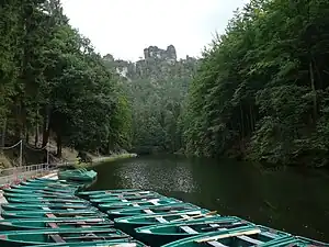 Blick über den Amselsee zum Kletterfelsen Lokomotive