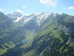 Der Schäfler rechts im Bild mit Säntis-Panorama, unten der Seealpsee