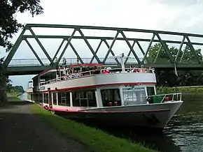 Fahrgastschiff an der Lände Hille-Südhemmern