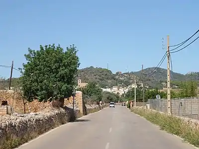 Blick von S’Horta zum Puig de sa Talaia (Bildhintergrund)